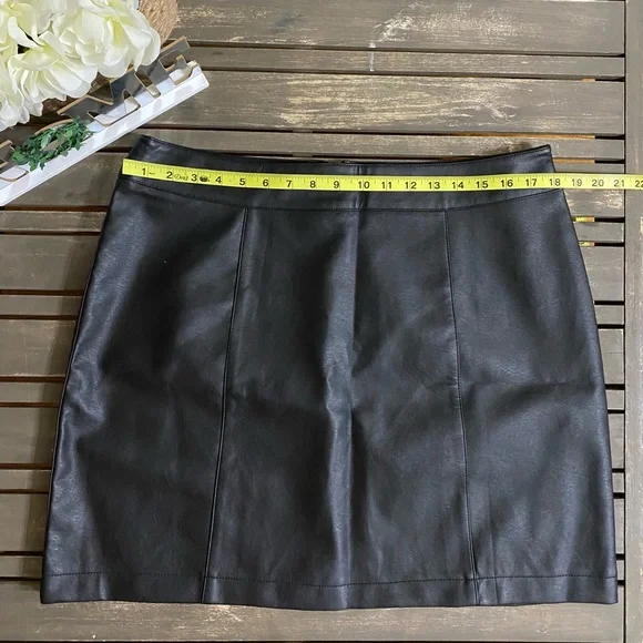 FOREVER21 FAUX LEATHER MINI SKIRT - Picture 6 of 10